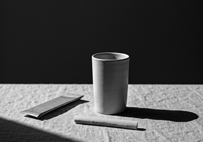 Papel de liar en escena minimalista